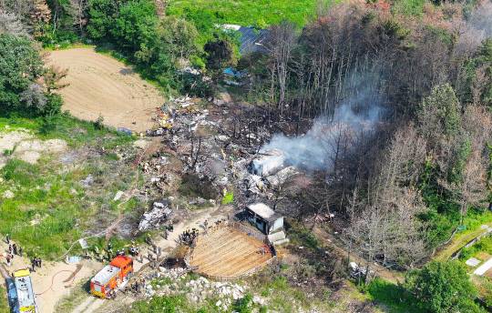 29일 오후 1시50분쯤 경북 포항시 남구 동해면 신정리 한 야산에 해군 초계기가 추락한 가운데 군과 소방 당국 등 관계기관이 현장 수습을 하고 있다.<연합뉴스 사진>