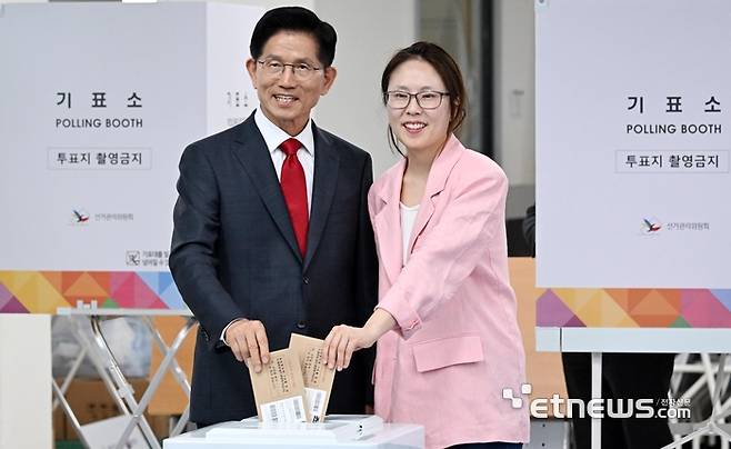 제21대 대통령 선거 사전투표 첫 날인 29일 김문수 국민의힘 대선 후보가 인천 계양구 계양1동행정복지센터에 마련된 사전투표소에서 딸 동주씨와 함께 투표하고 있다.  이동근기자 foto@etnews.com