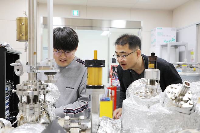 유천열 DGIST 퀀텀센싱 전략추진단장(오른측)이 시료의 양자 특성에 대해 확인하고 있다.