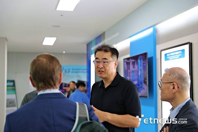 지난달 DGIST를 방문한 양자컴퓨터 관련 글로벌 기업 대표가 유천열 단장(가운데)과 연구계획에 대해 이야기 하고 있다.