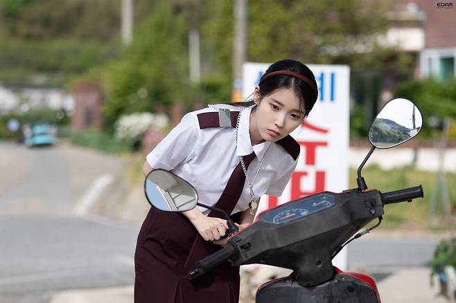 아이유 네버엔딩스토리 뮤비촬영 비하인드 사진jpg