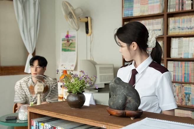 아이유 네버엔딩스토리 뮤비촬영 비하인드 사진jpg