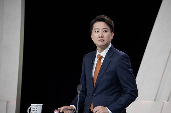 이준석 개혁신당 대통령 후보가 27일 서울 상암 MBC스튜디오에서 열린 21대 대선후보 3차 토론회에 참석해 토론 준비를 하고 있다. /사진=뉴스1
