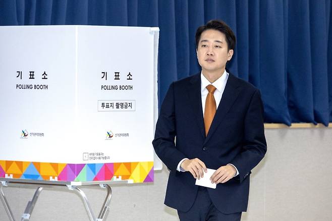 이준석 개혁신당 대통령 후보가 제21대 대통령선거 사전투표 첫날인 29일 오전 경기 화성시 동탄9동 행정복지센터에서 투표를 하고 있다. 공동취재