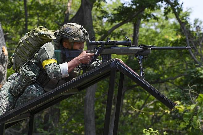 해병대사령부는 지난 26일부터 30일까지 경북 포항 수성사격장에서 육·해·공군, 해병대와 미국, 필리핀, 호주 등 총 29개 팀의 저격수들이 참가한 가운데 제4회 해병대사령관배 저격수 경연대회를 실시하고 있다. 사진은 제4회 해병대사령관배 저격수 경연대회에 참가한 필리핀 저격수가 루프탑 장애물에서 목표를 향해 사격하고 있다. 해병대사령부 제공