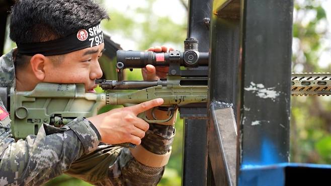 해병대사령부는 지난 26일부터 30일까지 경북 포항 수성사격장에서 육·해·공군, 해병대와 미국, 필리핀, 호주 등 총 29개 팀의 저격수들이 참가한 가운데 제4회 해병대사령관배 저격수 경연대회를 실시하고 있다.사진은 제4회 해병대사령관배 저격수 경연대회에 참가한 해병대 저격수가 조준경을 조절하며 사격 준비를 하고 있다. 해병대사령부 제공