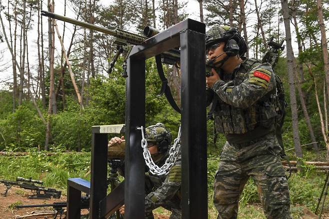 해병대사령부는 지난 26일부터 30일까지 경북 포항 수성사격장에서 육·해·공군, 해병대와 미국, 필리핀, 호주 등 총 29개 팀의 저격수들이 참가한 가운데 제4회 해병대사령관배 저격수 경연대회를 실시하고 있다.사진은 제4회 해병대사령관배 저격수 경연대회에 참가한 해병대 저격수가 바리게이트 장애물에서 표적에 대한 제압사격을 하고 있다. 해병대사령부 제공