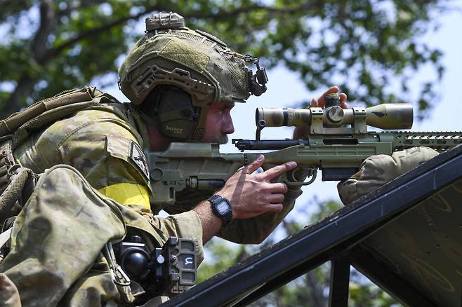 해병대사령부는 지난 26일부터 30일까지 경북 포항 수성사격장에서 육·해·공군, 해병대와 미국, 필리핀, 호주 등 총 29개 팀의 저격수들이 참가한 가운데 제4회 해병대사령관배 저격수 경연대회를 실시하고 있다.사진은 제4회 해병대사령관배 저격수 경연대회에 참가한 호주 저격수가 루프탑 장애물에서 목표를 향해 사격하고 있다. 해병대사령부 제공