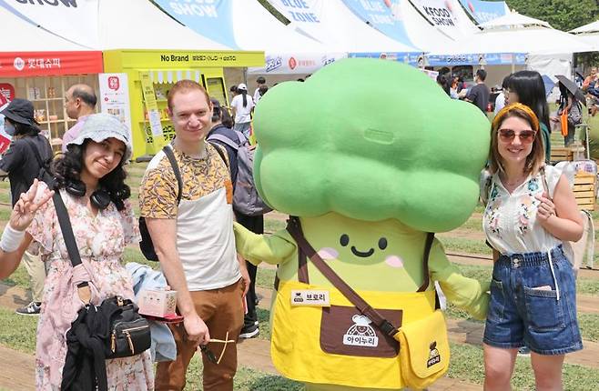 ‘2025 서울식품유통대전(K푸드쇼)’가 이틀간의 일정으로 서울 중구 서울광장에서 열렸다. 행사 마지막 날인 29일 행사장을 찾은 외국인 관광객들이 행사를 즐기고 있다. 사진=박범준 기자