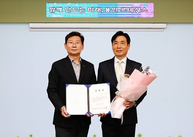 임명장을 받는 김진형 초대 단장(오른쪽). 용인시 제공