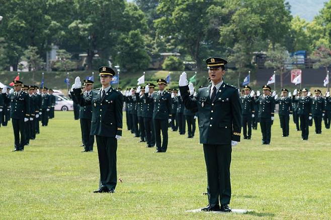 육군은 29일 김선호 국방부장관 직무대행 주관으로 전북 익산시 육군부사관학교에서 '25-1기 육군 부사관 임관식'을 실시했다고 밝혔다. 임관 부사관들이 임관 선서를 실시하고 있다. 육군 제공