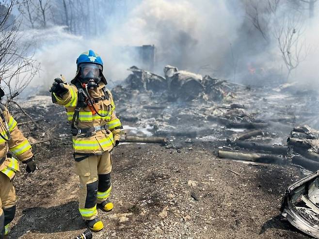 29일 오후 1시 35분쯤 경북 포항 남구 동해면 야산에 해군 해상 초계기 (P-3C)가 추락해 출동한 소방관이 진화작업을 벌이고 있다. 뉴스1