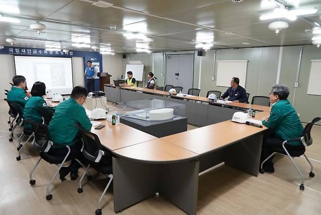 임상섭 산림청장(맨오른쪽)이 29일 조성공사가 진행중인 전북 김제 국립새만금수목원을 찾아 추진상황 등을 점검하고 있다.