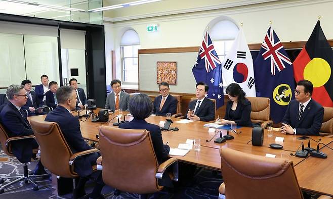 김태흠 충남도지사(오른쪽 세번째)가 28일(현지시간) 문성제 선문대 총장(맨 오른쪽), 중부·서부·동서 등 도내 발전 3사 관계자 등과 함께 남호주의회 청사를 방문, 피터 말리나우스카스 주총리를 접견하고 있다.