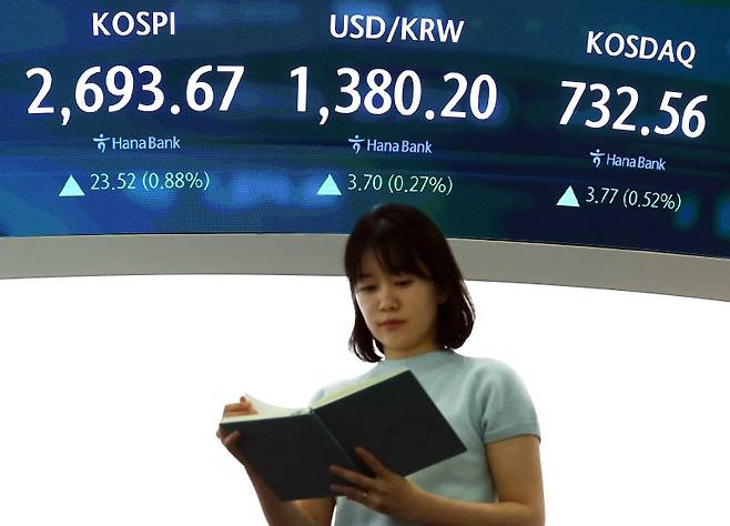 29일 서울 중구 하나은행 딜링룸에서 딜러들이 업무를 하고 있다. 뉴시스 제공