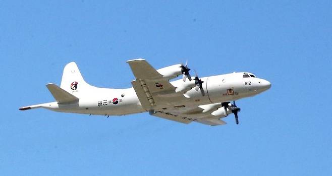 우리 해군도 운영하는 P-3C 오라이언 기종. 미 해군이 적 잠수함의 위치를 파악하고 추적하기 위해 설계한 4엔진 터보프롭 항공기다. 최근 육지 및 해상 지상 지상 감시가 가능하도록 수정됐다. 현재 미국이 150기·일본이 80기·대한민국이 16기(P-3CK)·대만이 12기 등을 운영하고 있는 것으로 알려졌다. ⦁최대 체공시간 16시간 ⦁최대속도 761km/h, 작전반경 3835km ⦁승무원 : 조종사 3명, 비행사 2명, 비행 엔지니어 2명, 센서 오퍼레이터 3명, 기내 기술자 1명이 탑승해 임무를 수행할 수 있다.(자료사진) 해군 제공