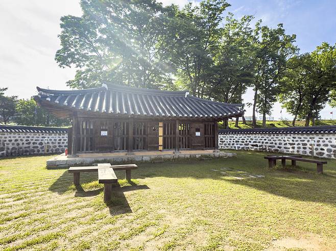 ‘홍주읍성’ 안에 있는 옛 감옥 모습.