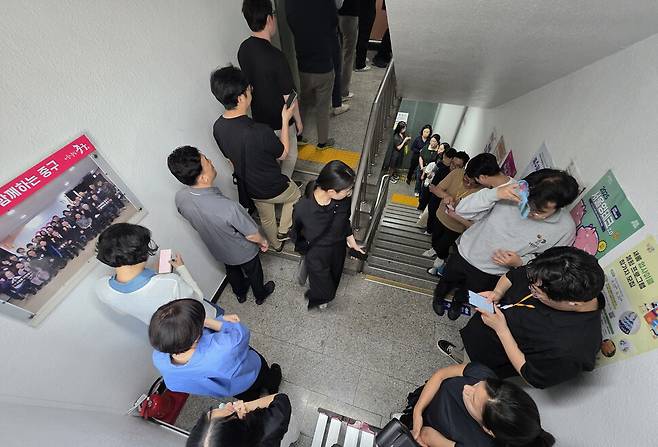 제21대 대통령 선거 사전투표 첫날인 29일 사전투표소가 설치된 서울 중구 소공동주민센터에서 유권자들이 투표를 위해 길게 줄지어 서 있다. 정용일 선임기자 yongil@hani.co.kr