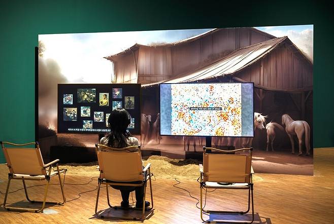 싱가포르의 미디어 아티스트이자 연구자인 호 루이 안의 영상 설치 작품 ‘역사의 형상들과 지능의 토대’(2024). 코리아나미술관 제공