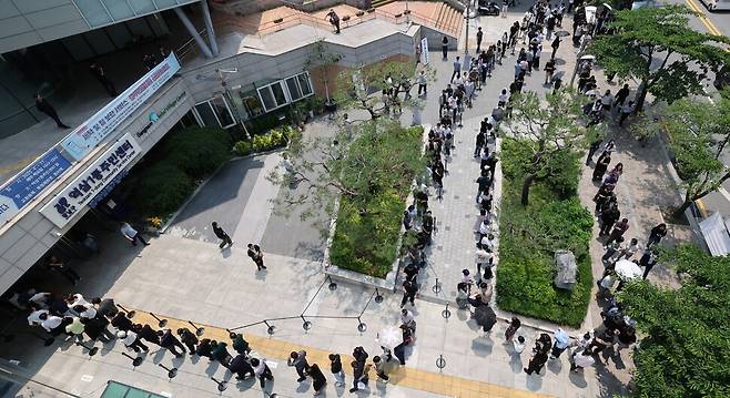 제21대 대통령 선거 사전투표 첫째날인 29일 오전 서울 강남구 역삼1동주민센터에 마련된 사전투표소에서 유권자들이 투표를 위해 길게 줄 서 있다. 김태형 기자 xogud555@hani.co.kr