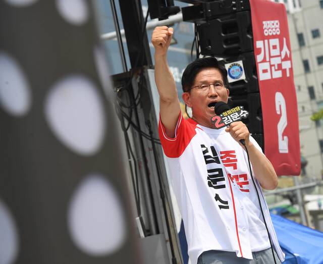 김문수 국민의힘 대통령 후보가 29일 오후 경기도 시흥시 삼미시장 앞에서 유세를 하며 지지를 호소하고 있다. 공동취재사진