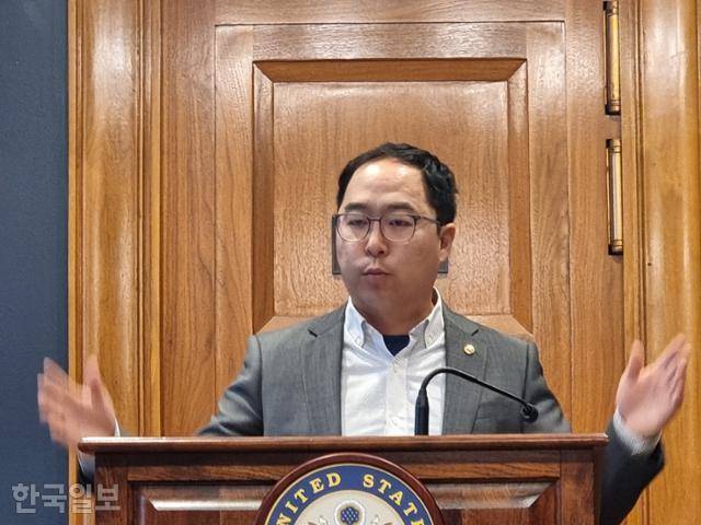 한국계인 앤디 김 미국 연방 상원의원이 28일 미 워싱턴 덕슨 상원의원 회관에서 한국 등 아시아·태평양 국가 언론을 대상으로 기자간담회를 하고 있다. 워싱턴=권경성 특파원