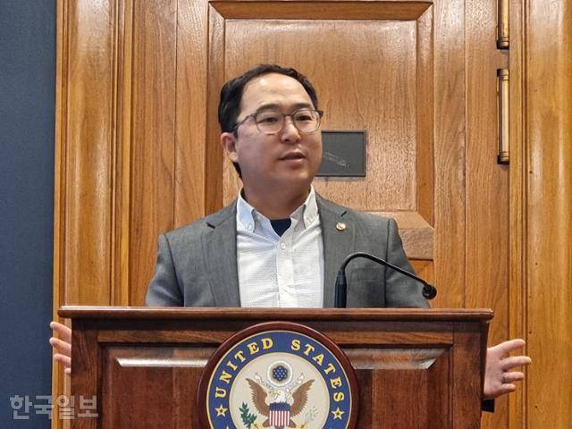 한국계인 앤디 김 미국 연방 상원의원이 28일 미 워싱턴 덕슨 상원의원 회관에서 한국 등 아시아·태평양 국가 언론을 대상으로 기자간담회를 하고 있다. 워싱턴=권경성 특파원