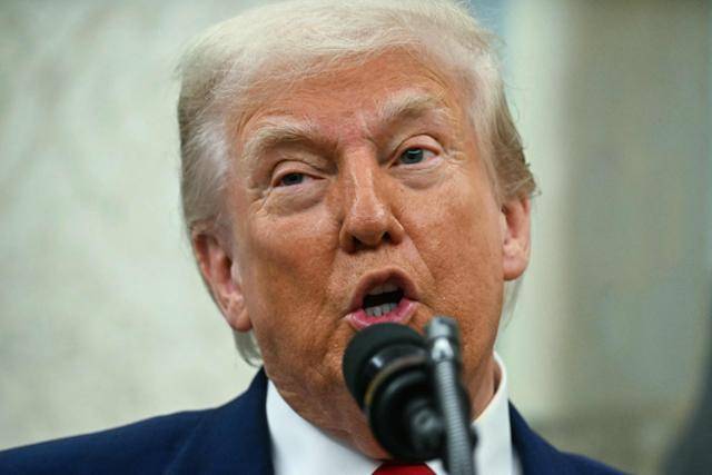 도널드 트럼프 미국 대통령이 28일 워싱턴 백악관 집무실에서 열린 제닌 피로 워싱턴 임시 연방검사장 취임식에서 발언하고 있다. 워싱턴=AFP 연합뉴스