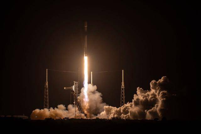 한국군 군사정찰위성 4호기를 탑재한 발사체 팰컨9이 4월 22일 오전 9시 48분(한국시간) 미국 플로리다주 케이프커내버럴 우주군 기지에서 발사되고 있다. 국방부 제공