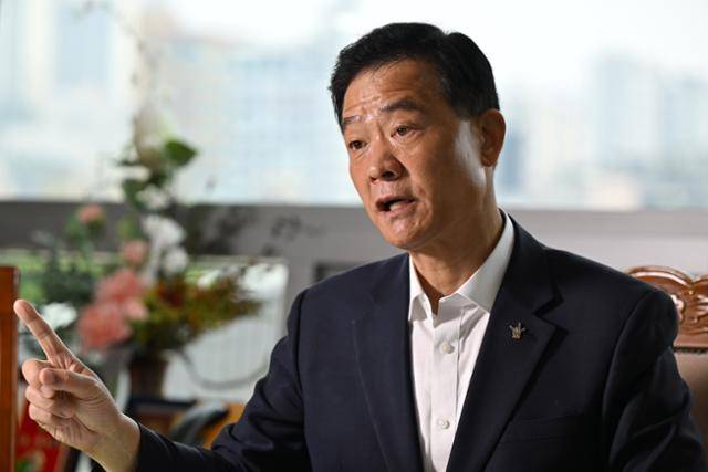 이승로 서울 성북구청장이 28일 구청 집무실에서 현장에 집착하는 이유를 설명하고 있다. 박시몬 기자