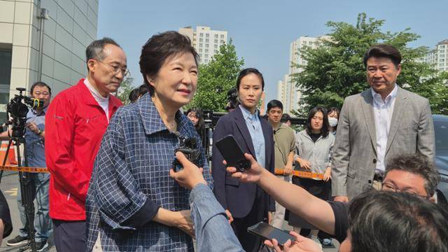 박근혜 전 대통령이 29일 오전 대구 달성군 유가읍사무소에서 사전투표를 한 뒤 취재진과 만나 투표를 당부하고 있다. 대구=김재현 기자
