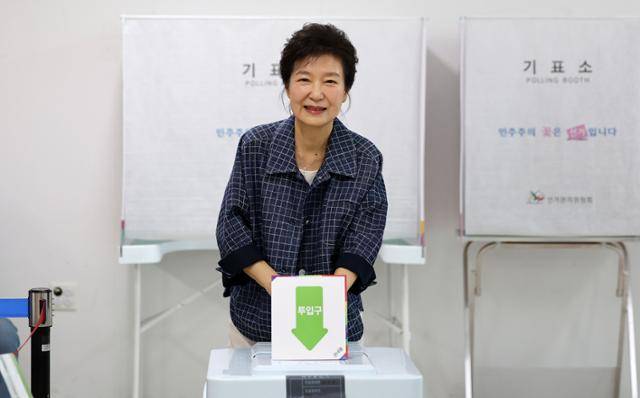 박근혜 전 대통령이 29일 대구 달성군 유가읍 행정복지센터에 마련된 제21대 대통령선거 사전투표소에서 투표를 하고 있다. 대구=뉴시스