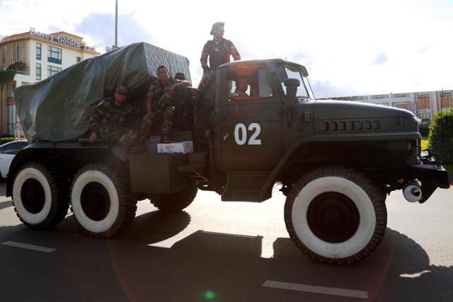 캄보디아군이 28일 프놈펜에서 다연장 로켓발사기를 타고 이동하고 있다. 프놈펜=EPA 연합뉴스