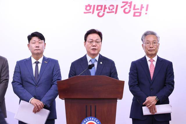 박완수(오른쪽 두 번째) 경남지사가 29일 경남도청 프레스센터에서 2개 경남도립대학과 국립창원대 통합 승인 브리핑을 하며 통합 국립창원대 운영 방향 등을 설명하고 있다. 경남도 제공