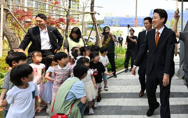 이준석(맨 오른쪽) 개혁신당 대선 후보가 제21대 대통령선거 사전투표 첫날인 29일, 경기 화성시 동탄9동 행정복지센터에 마련된 사전투표소로 이동하던 중 어린이들을 바라보며 웃고 있다. 뉴스1