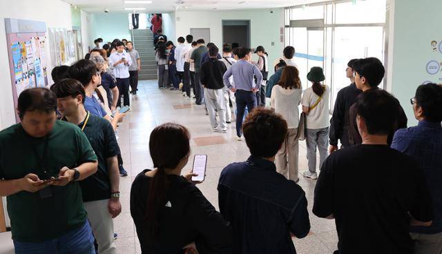 제21대 대통령선거 사전투표 첫날인 29일 인천 연수구 송도3동 행정복지센터에 마련된 사전투표소 앞에 직장인들이 점심시간을 이용해 투표하기 위해 길게 줄을 서 있다. 연합뉴스