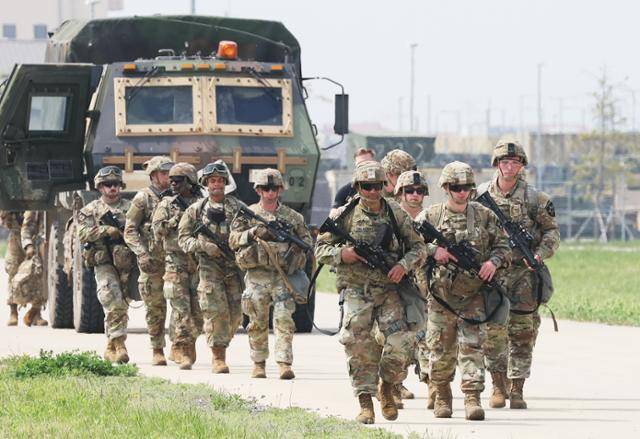 지난 4일 경기 평택시 캠프 험프리스에서 열린 '미2사단·한미연합사단 최고 분대 선발대회'에서 미군 장병들이 이동하고 있다. 연합뉴스