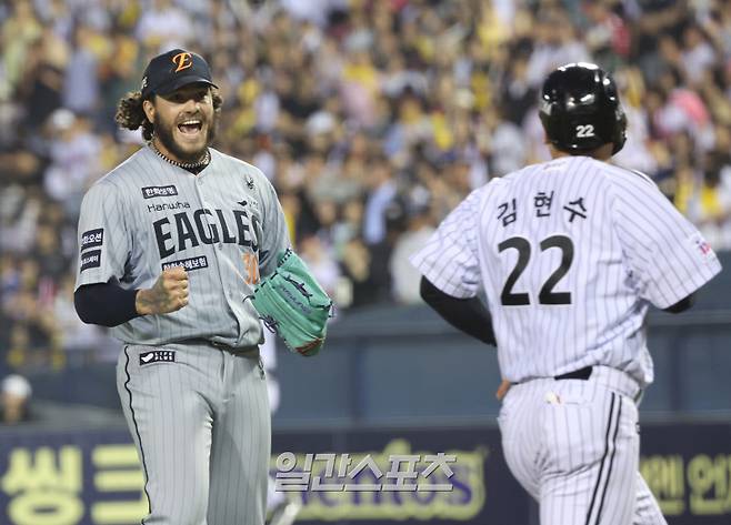 2025 KB0리그 프로야구 LG트윈스와 한화이글스의 경기가 28일 오후 서울 잠실야구장에서 열렸다. 6회말 2사 2루 폰세가 오스틴을 외야 뜬공으로 처리한 후 기뻐하고 있다. 잠실=김민규 기자 mgkim1@edaily.co.kr