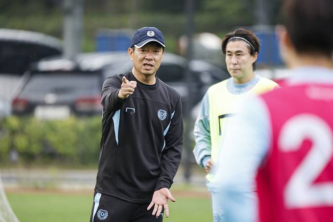 김병수 대구 신임 감독(왼쪽)이 29일 대구FC 스카이포레스트에서 공개 훈련 중 선수들에게 지시를 하고 있다. 오른쪽은 이용래의 모습. 사진=대구