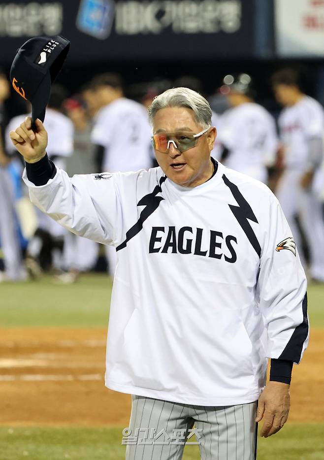 2025 KB0리그 프로야구 LG트윈스와 한화이글스의 경기가 28일 오후 서울 잠실야구장에서 열렸다. 연장 11회 끝에 6대 5 신승을 거둔 김경문 감독이 관중에 인사하고 있다. 잠실=김민규 기자 mgkim1@edaily.co.kr