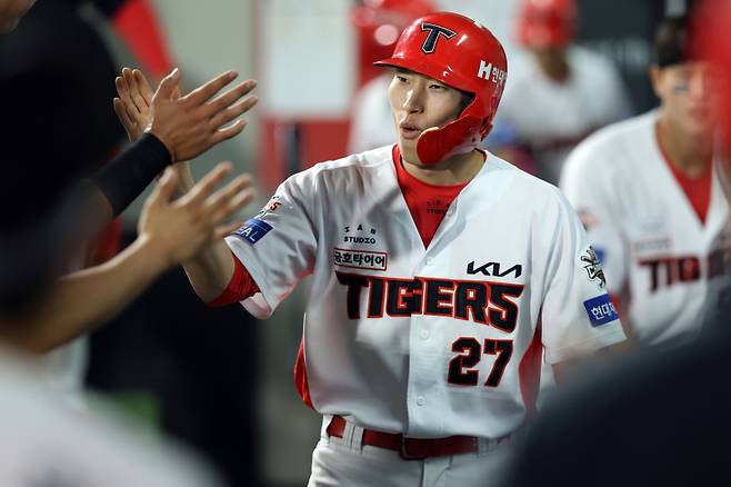 28일 광주 키움전에서 득점에 성공한 김호령이 더그아웃에서 동료들과 하이파이브하고 있다. KIA 제공