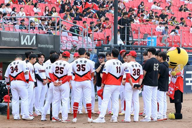 29일 광주 키움전에 앞서 그라운드에 모인 KIA 선수들. KIA 제공