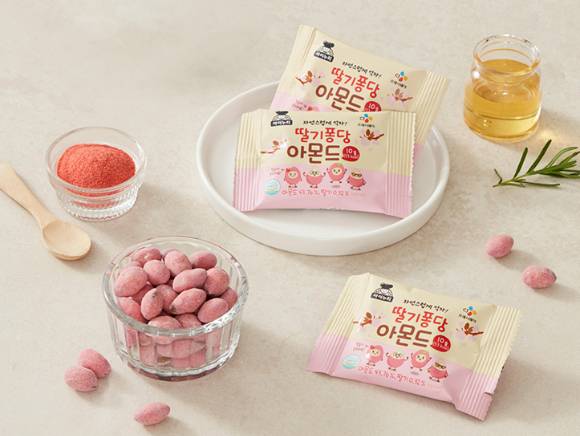 아이누리의 '딸기퐁당 아몬드'. [사진=CJ프레시웨이 제공]