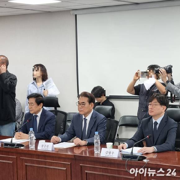 29일 국회 의원회관에서 열린 '반복되는 SPC 중대재해, 이대로 둘 수 없다-대책과 예방, 책임주체 강화를 위한 긴급 간담회'에 참석한 도세호(왼쪽부터) SPC 대표, 황종현 SPC삼립 이사회 의장, 김범수 SPC삼립 대표. [사진=전다윗 기자]