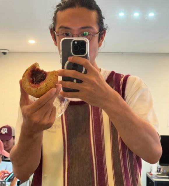 가수 빈지노가 사회관계망서비스(SNS)에 올린 사진으로 인해 정치 성향 공개 논란에 휩싸인 가운데, 결국 사과했다. 빈지노가 올린 사진. [사진=빈지노 인스타그램]