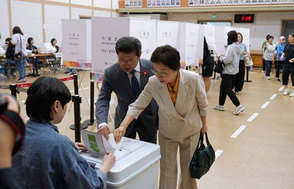 29일 제21대 대통령선거 사전투표 첫 날 전남 광양시에서 정인화 광양시장과 국금옥 여사가 투표함에 투표용지를 넣고 있다. [사진=독자제공]