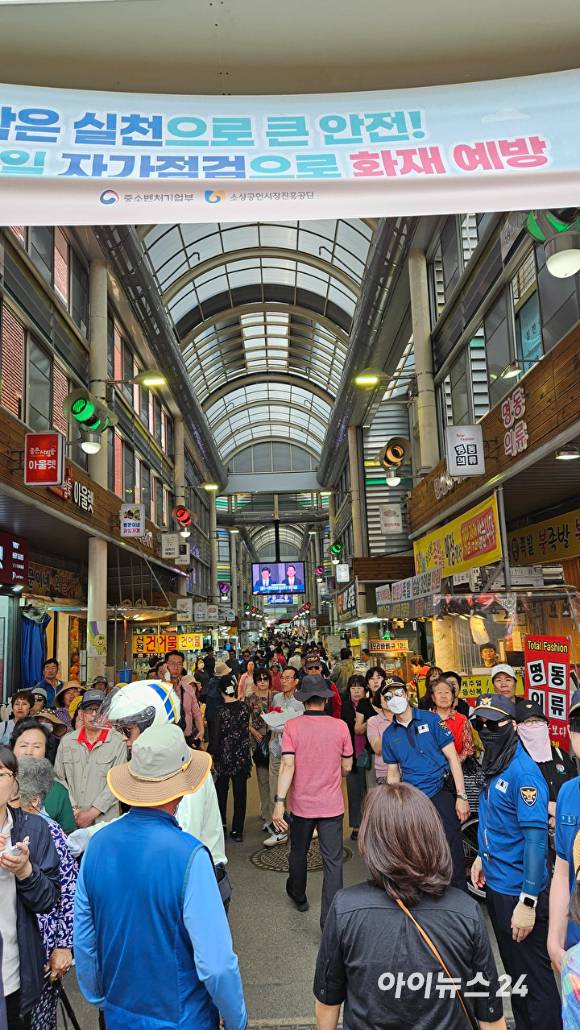 김문수 국민의힘 대선 후보가 29일 오후 '대역전의 서막, 시흥' 유세에 나선 경기도 시흥 삼미시장 앞에 시민들이 모여 있다. [사진=김보선 기자]