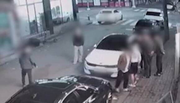 A씨 일당이 음주운전 의심 운전자를 협박하는 모습이 찍힌 폐쇄회로(CC)TV 갈무리. [사진=충북경찰청]