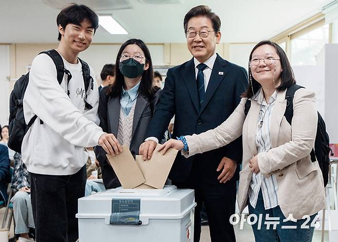 이재명 더불어민주당 후보가 29일 서울 서대문구 신촌동 주민센터 투표소에서 청년들과 함께 제 21대 대통령선거 사전투표를 하고 있다. [사진=곽영래 기자]