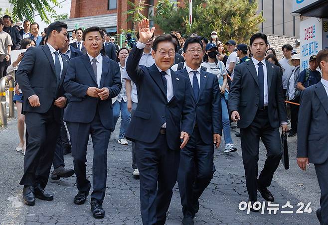 이재명 더불어민주당 후보가 29일 서울 서대문구 신촌동 주민센터에서 제 21대 대통령선거 사전투표를 마치고 나오며 손을 들어 인사하고 있다. [사진=곽영래 기자]